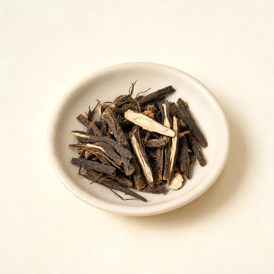 Dried Wei Ling Xian root and rhizome arranged in a shallow bowl
